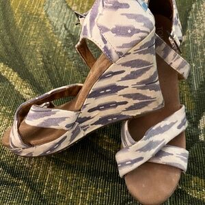 Vintage Toms western print strapped sandals - size 8